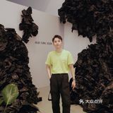 有趣！一个必须穿🟢或⚫️⚪️才能入场的展览