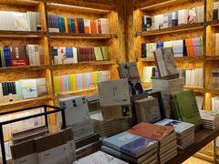 -新华里咖啡书吧(新华书店小寨店)