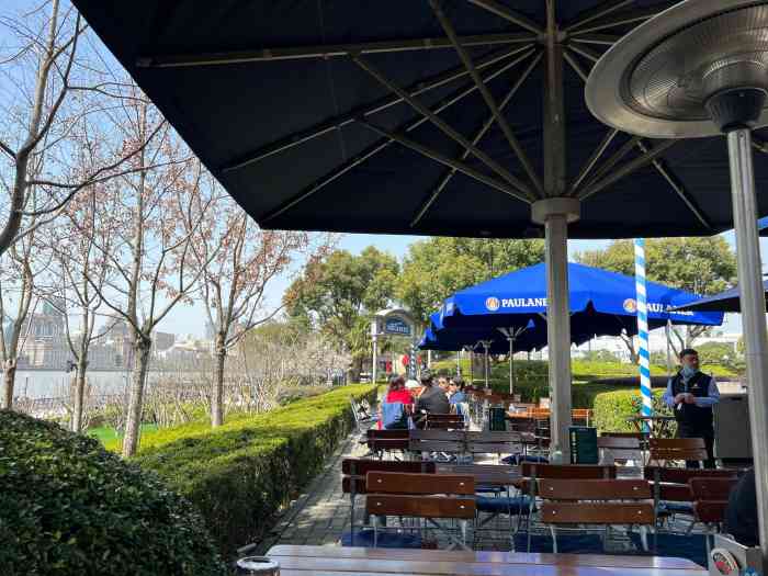 宝莱纳餐厅(滨江店)-"晚上真的蛮吵 说好的吸烟区呢?晚上有节.