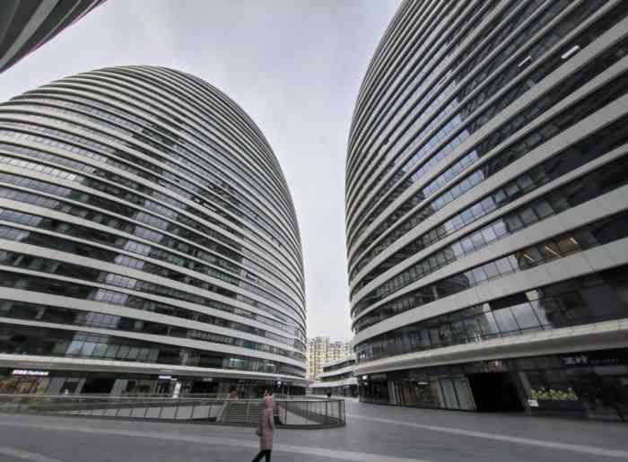 18:33打分望京的标准建筑,每天上下班的人群很多,附近商场中午饭点人