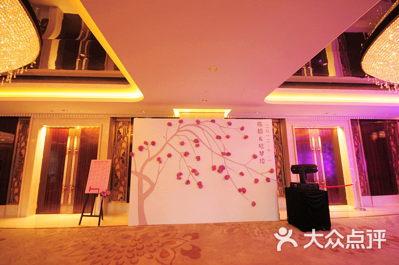imaginewedding尹麦高级婚礼定制签到墙~ 我们想营造明星走红毯的签名