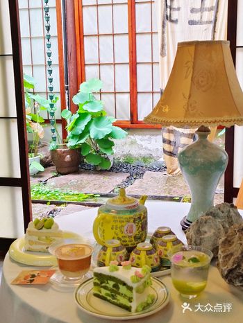 听雨赏荷氛围感被斗富拿捏住了