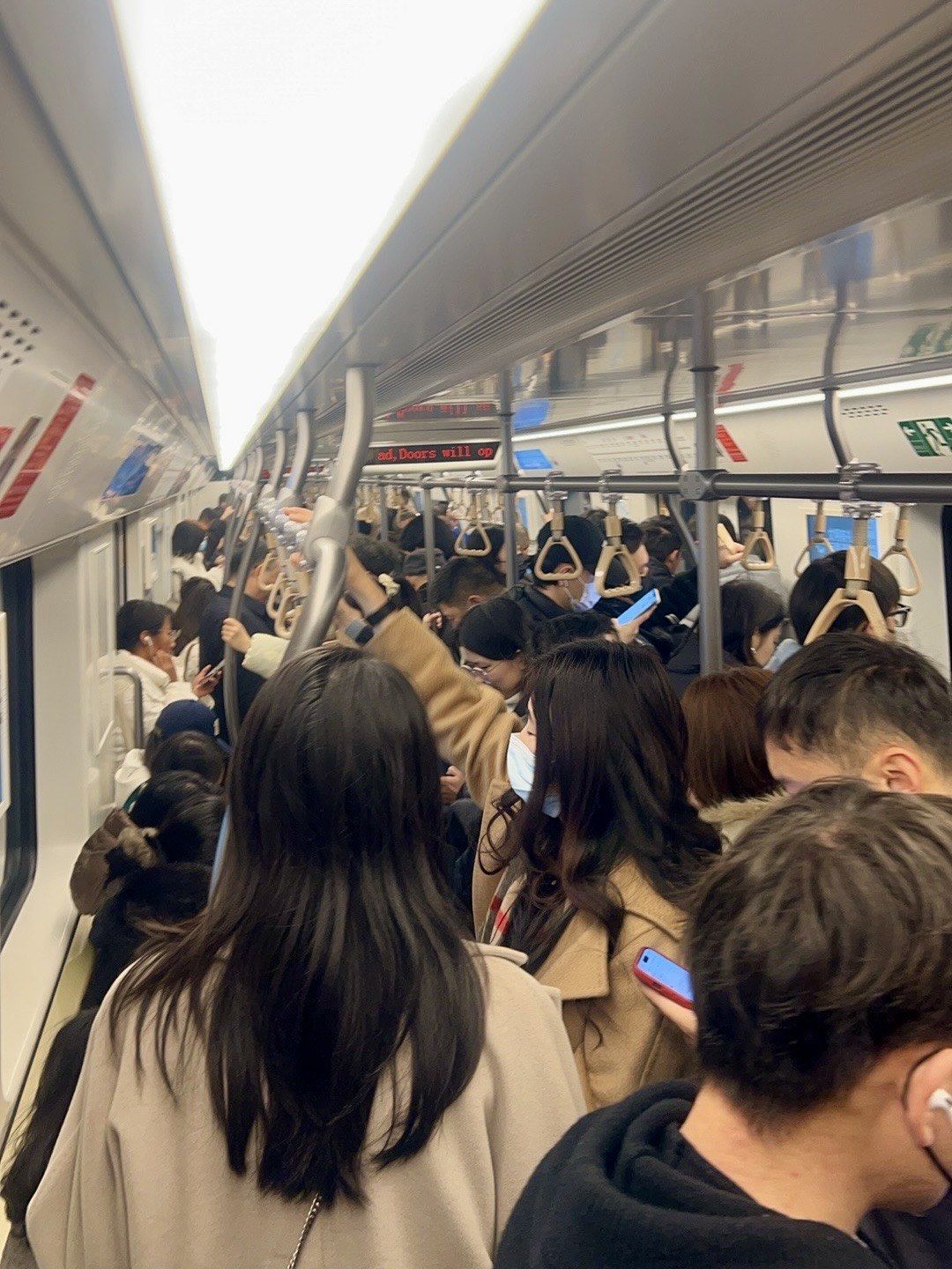 拥挤的地铁也是上海的特色之一,早晚高峰绝