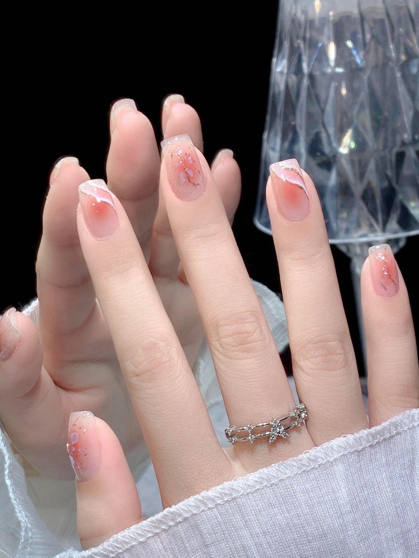 气质显白山丘纹美甲