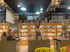 -新华里咖啡书吧(新华书店小寨店)