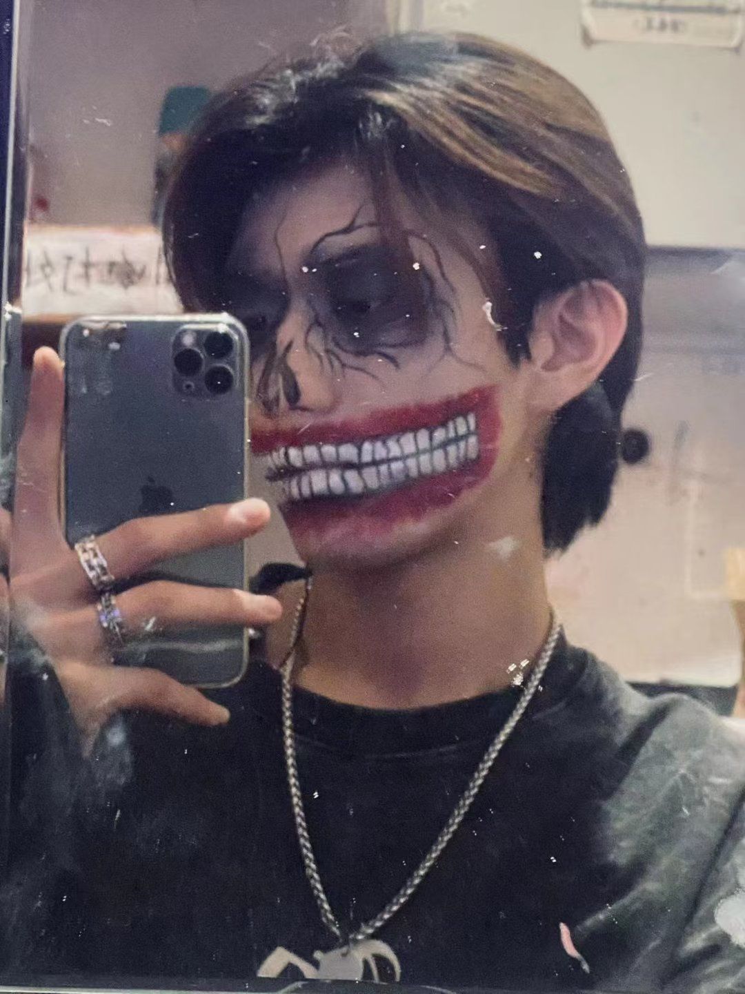 位于小寨华旗5楼的长藤鬼校,凭借其独特的