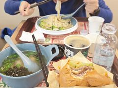 安格斯牛肉芝士汉堡-魏家凉皮(协和店)