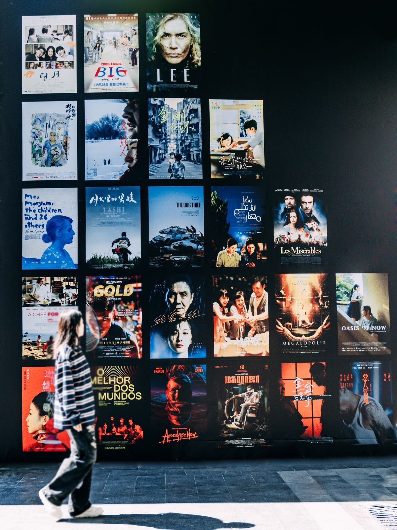 n
打卡指路👇
金鸡电影海报
📍西区广场

金鸡电影