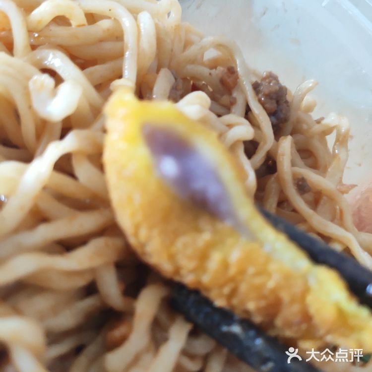 里面是紫色的芋泥，吃起来口感还是非常不错的