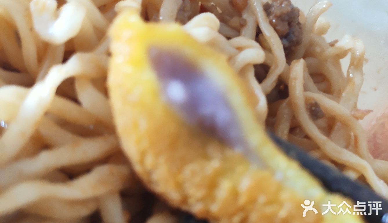 里面是紫色的芋泥，吃起来口感还是非常不错的