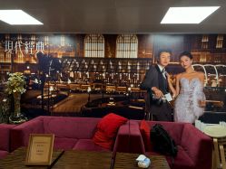 -现代经典婚纱摄影