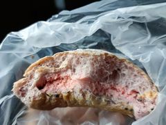 草莓奶油芝士面包-巴黎贝甜(大宁国际商业广场店)