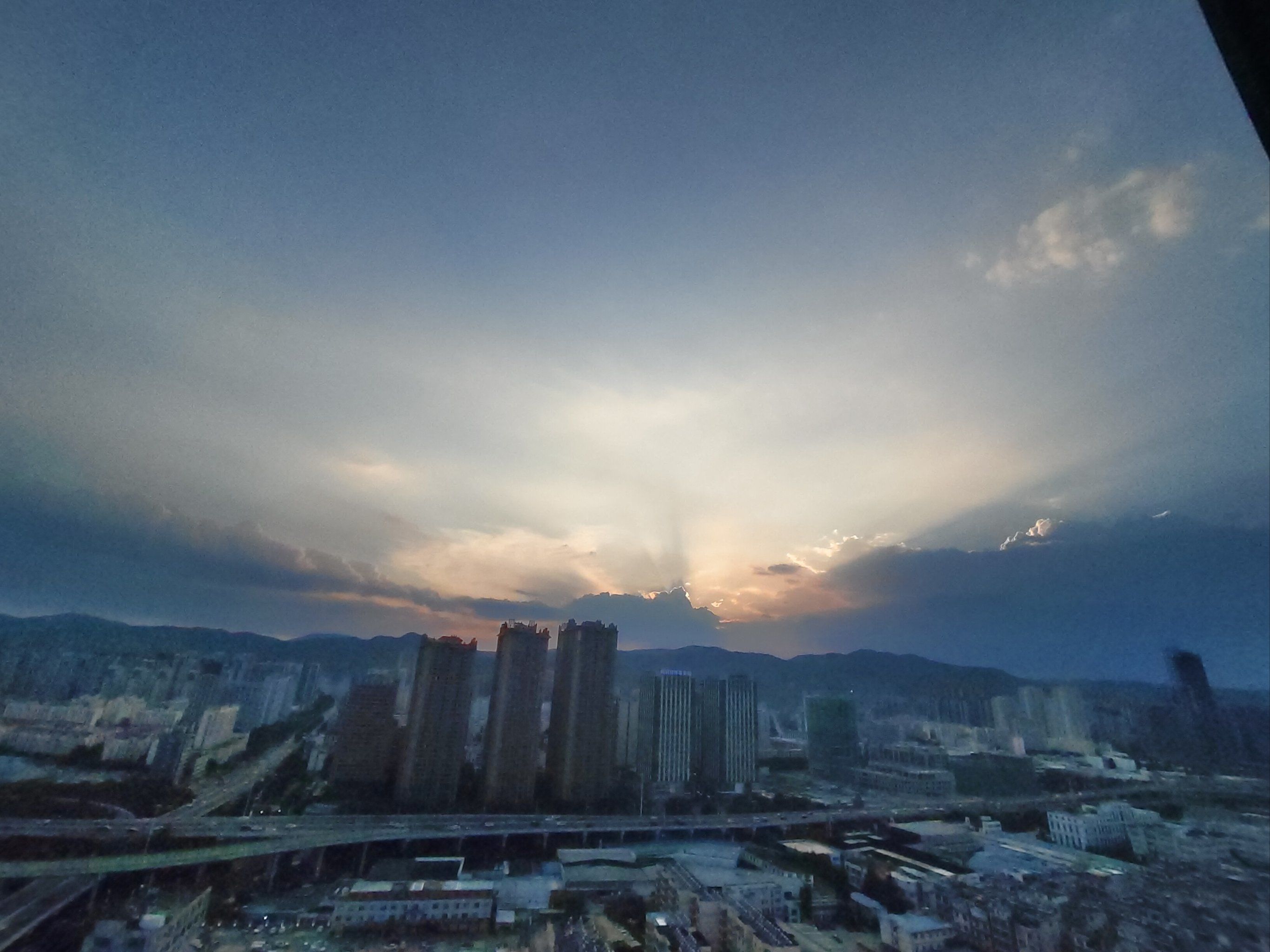 0元玩转这座城 清晨的蓝天白云
清晨,天空如洗,一片湛蓝铺展在眼前