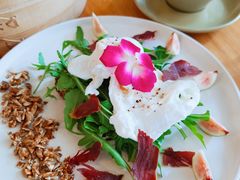 伊比利亚火腿配班尼迪克蛋-CHILLAX轻乐时(侨建·Hi City店)