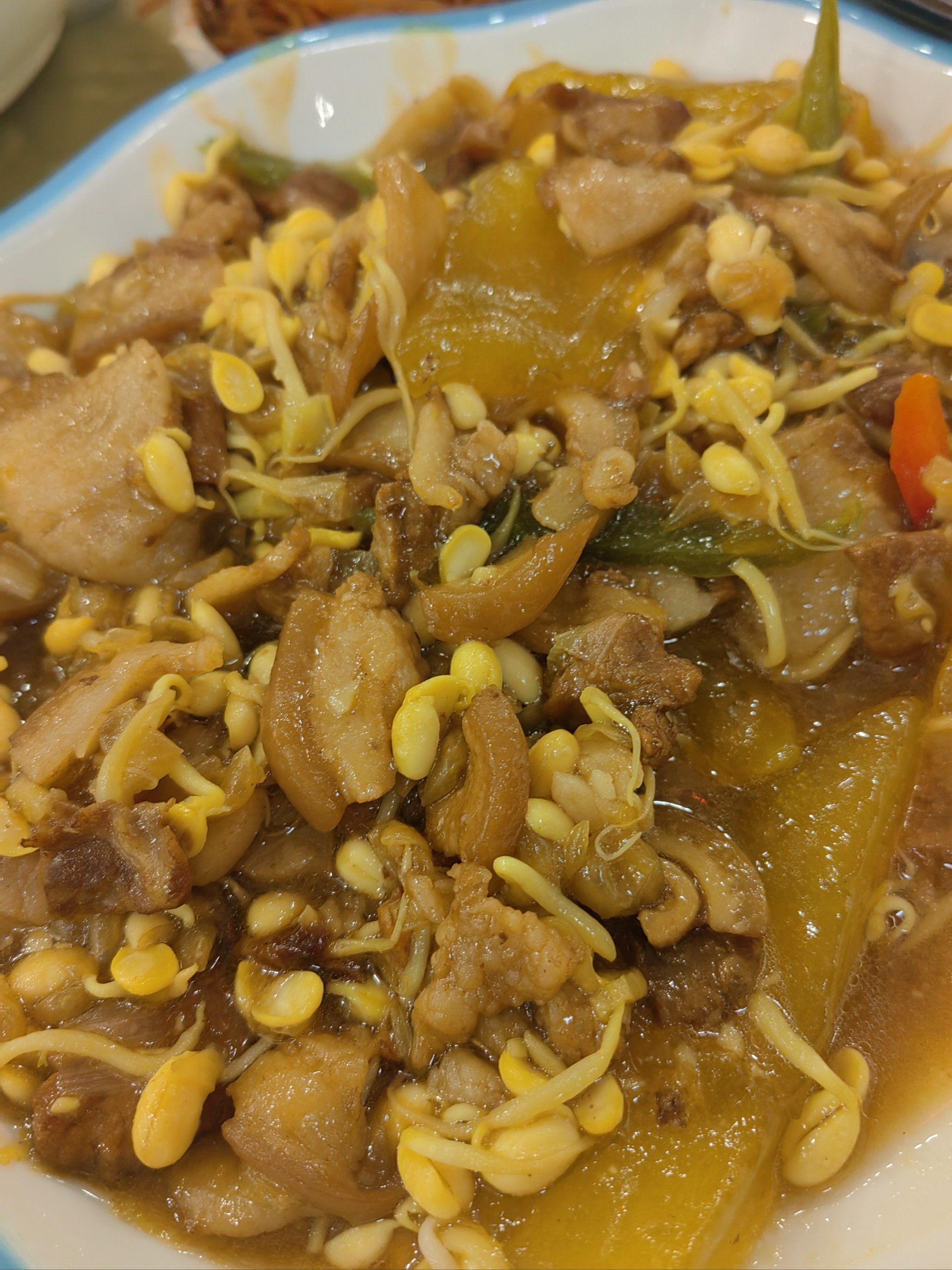 在磁县一家小店的磁县特色菜:鲜粉皮炒五花