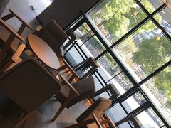 靠窗位-瑞幸咖啡(怡富广场店)