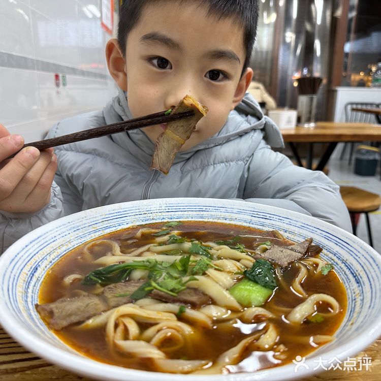 我被这大碗牛肉面征服了｜这要不是用的碗我以为是盆味道绝绝子！