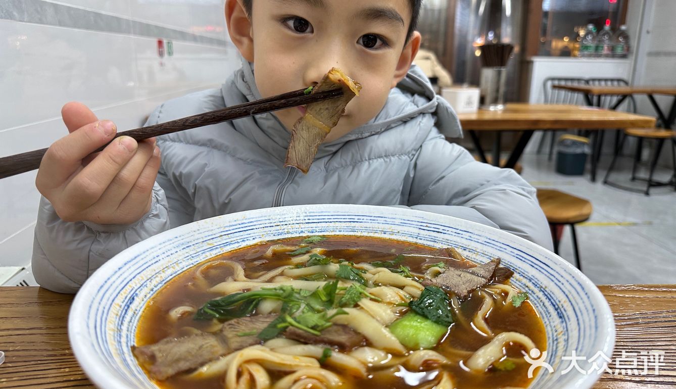 我被这大碗牛肉面征服了｜这要不是用的碗我以为是盆味道绝绝子！
