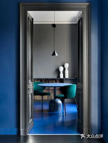 律师独立办公空间内的蓝仿佛比外面的会更为深沉一些