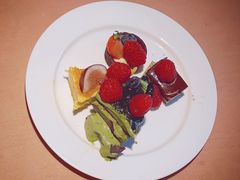 【晚餐】精致蛋糕拼盘-杭州钱江新城万怡酒店-西餐厅