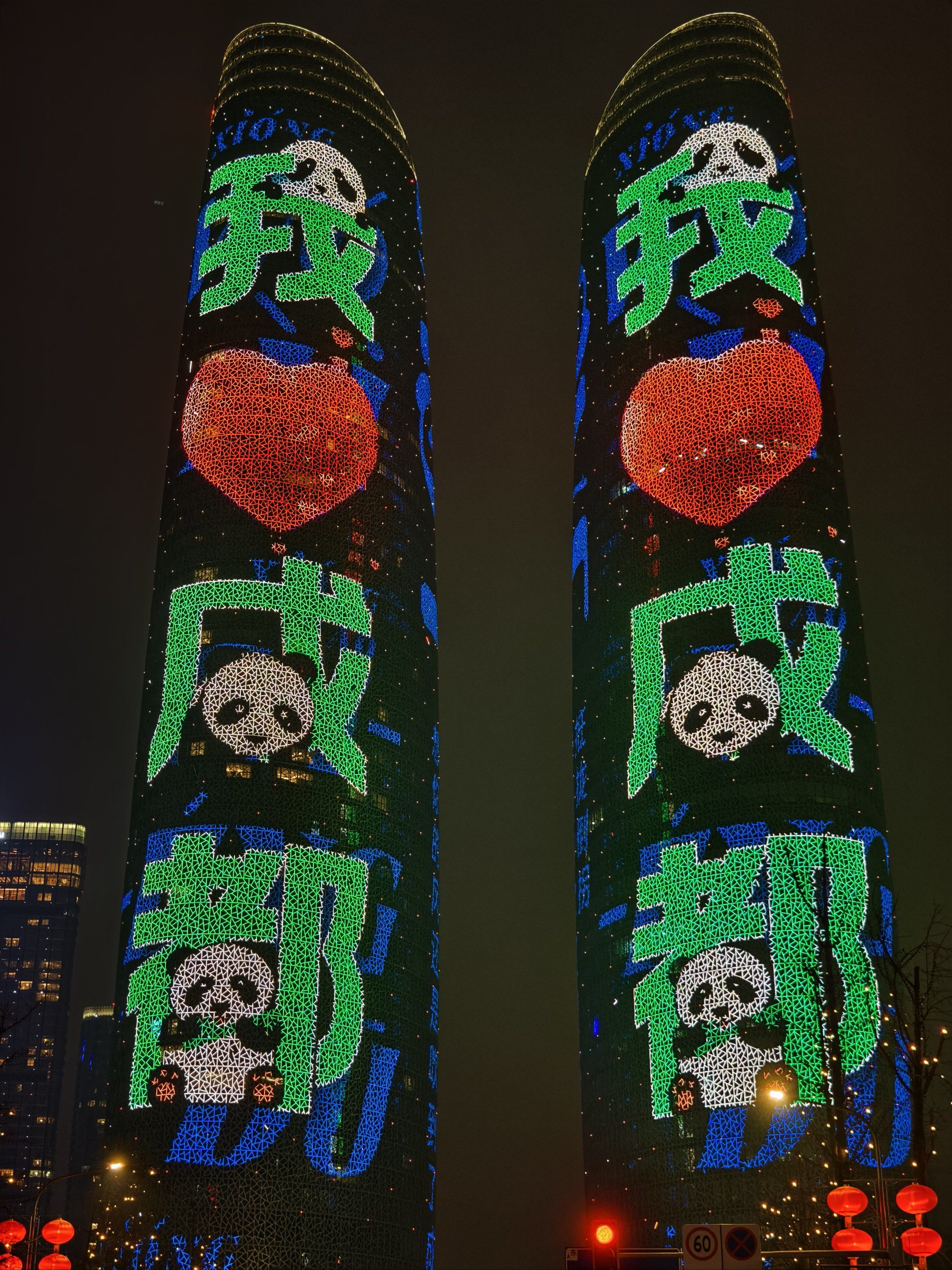 很多外国人来打卡
#地标夜景大赏#灯光秀#灯光展#成都吃喝玩乐记#0