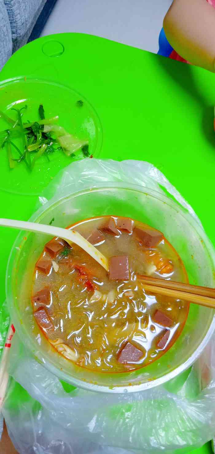老字号鸭血粉丝汤(横塘店)-"小店门面不大,但是鸭血粉丝的味道还可以