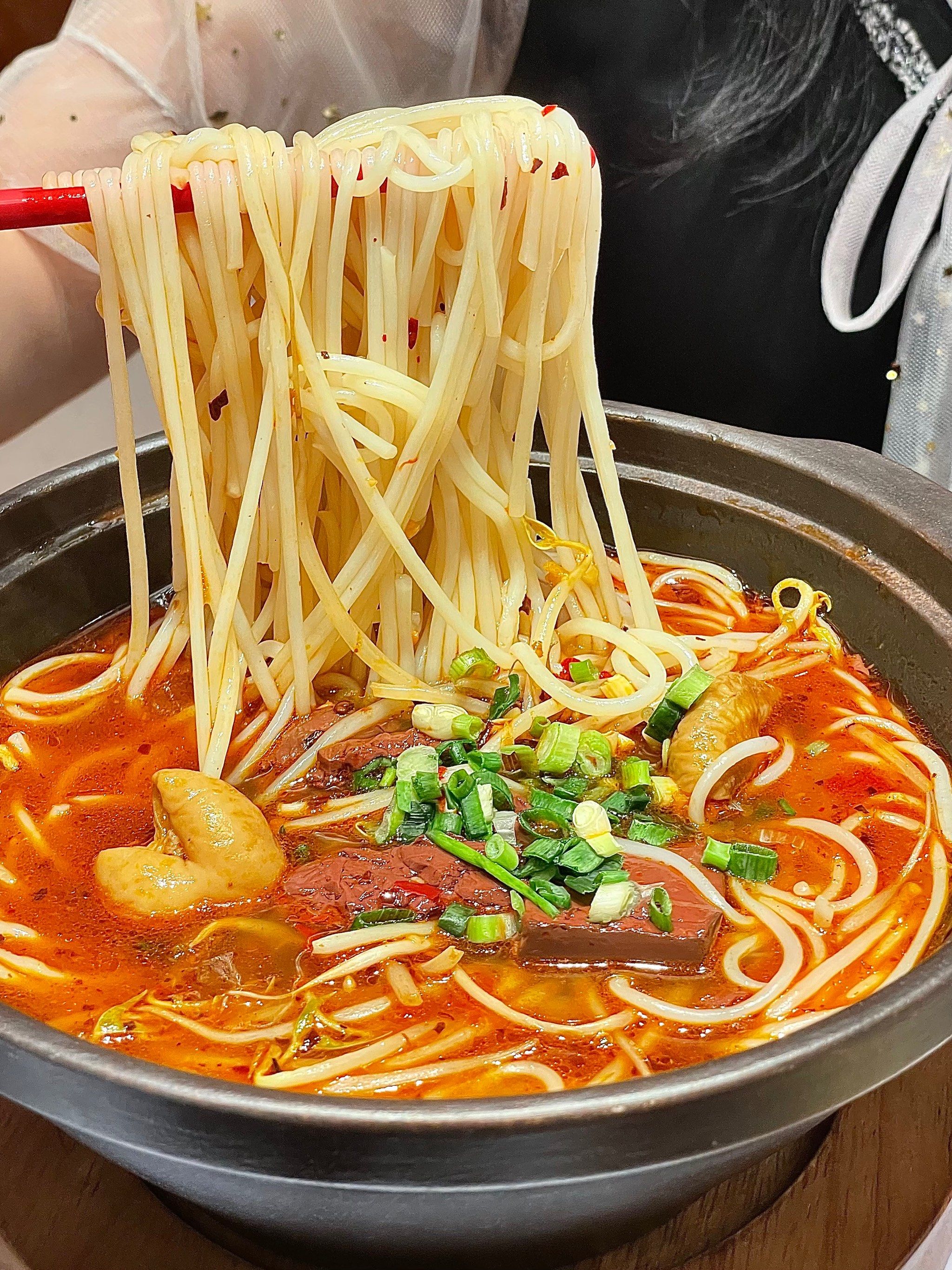 最近迷上了这里酸汤肥牛粉🍲
下了班马上带着同事按头安利!