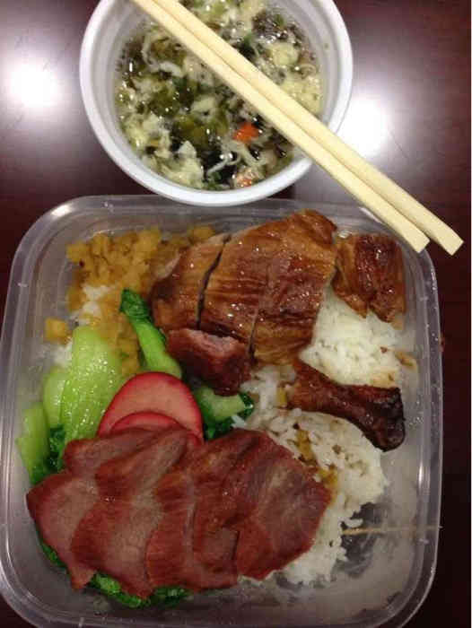 打分 从公司叫的外卖,双拼,肉还可以,就是卤汁太少,显得饭太干了.