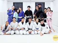 -菠萝格斗巴西柔术训练馆