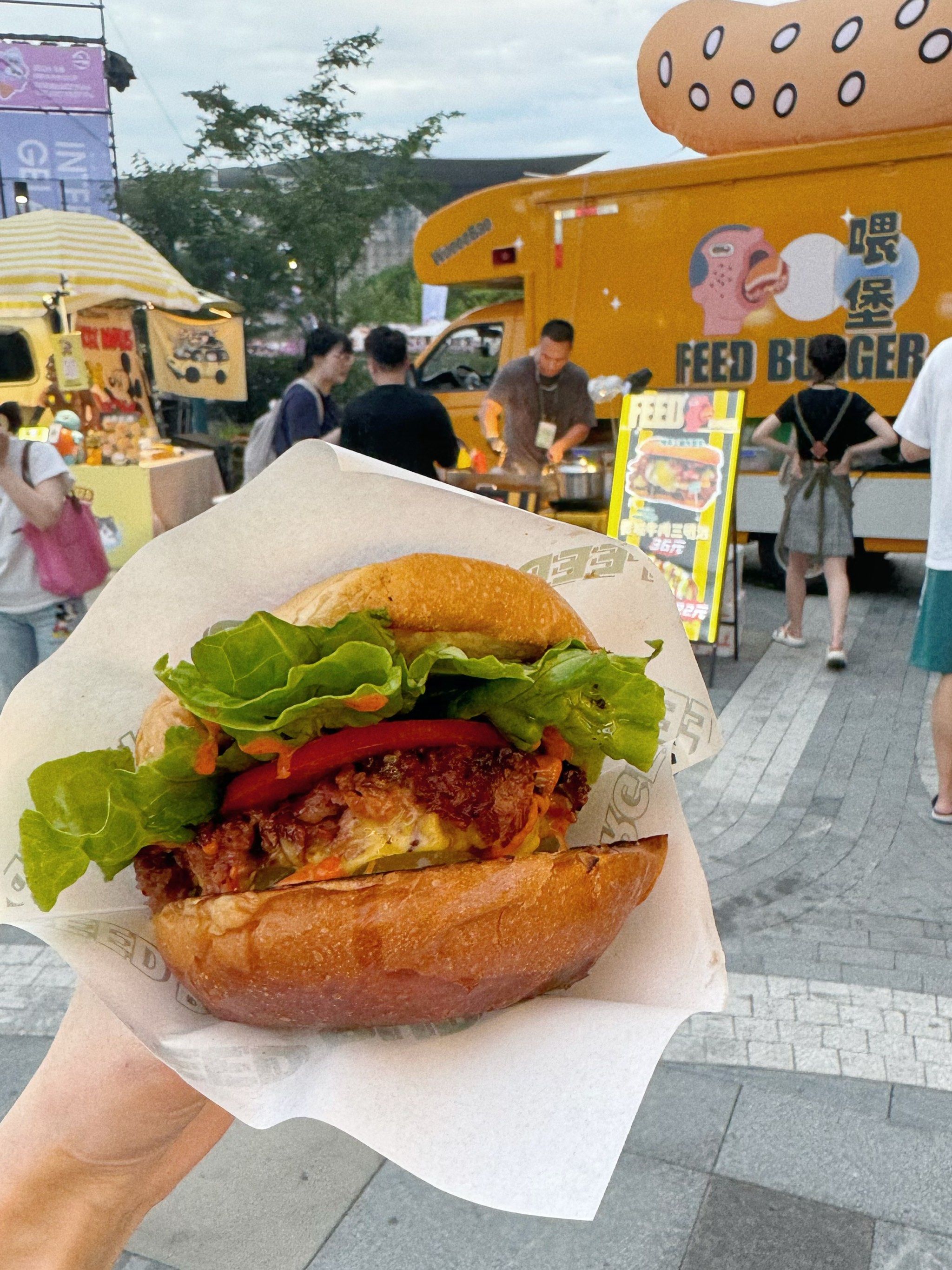 冰淇淋节上好吃的汉堡