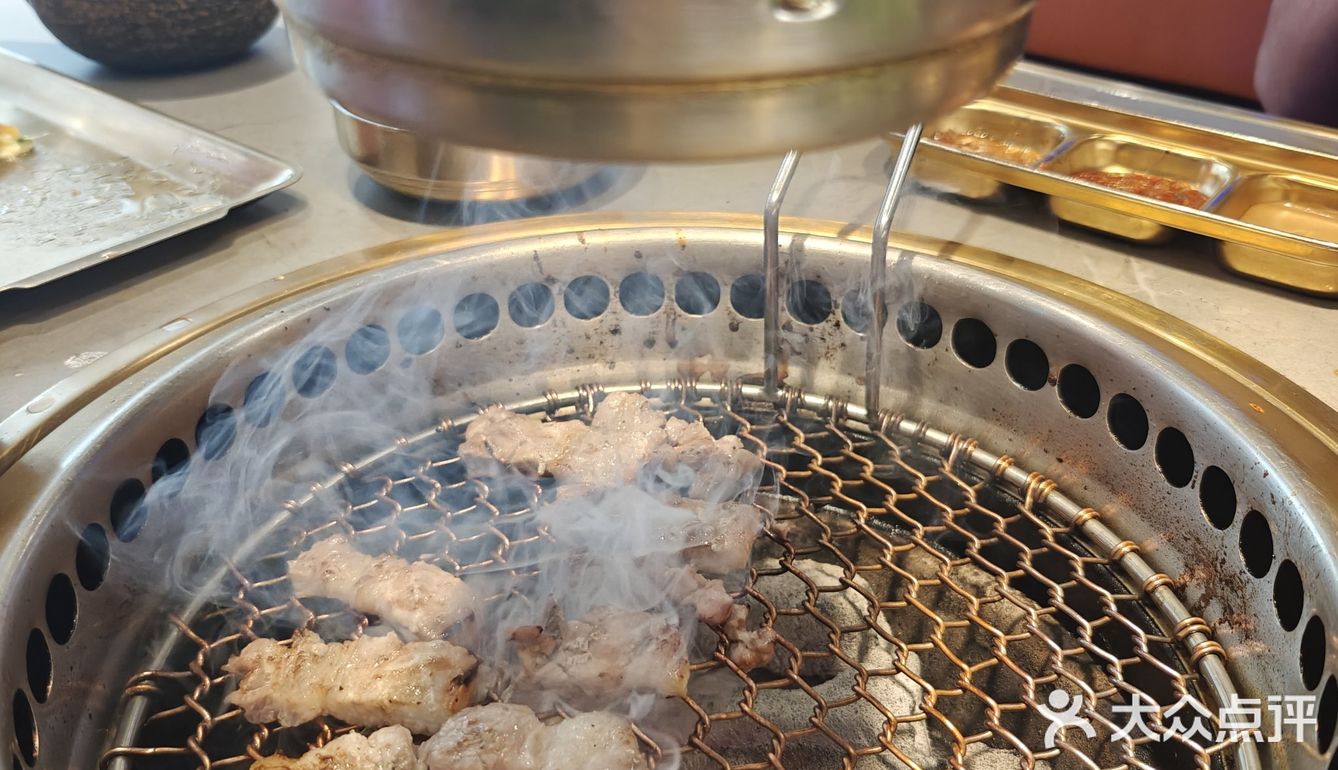明洞王妃家炭火烤肉—好吃到扇耳光都不松手