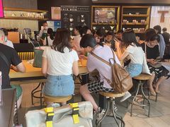 等位区-星巴克(来福士2F店)