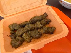 边上西安饭庄的羊肉串-新川面馆(新街口起源店)
