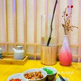 我们6点多些到，可能是因为下雨室外不能坐