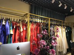 -月月婚纱礼服仓储店(王府井店)