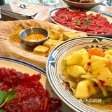 这天气坐在靠窗的位置还蛮舒服的。服务很好