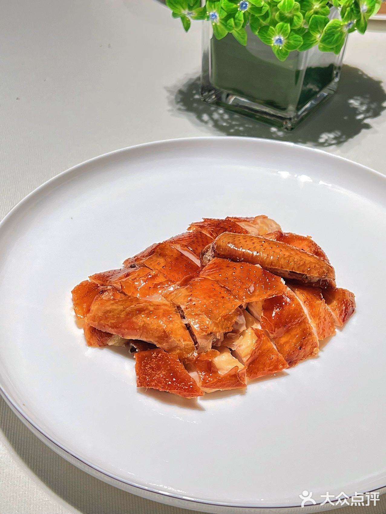 外皮酥脆到掉渣，里面的叉烧肉香嫩，配上酸姜独特的味道