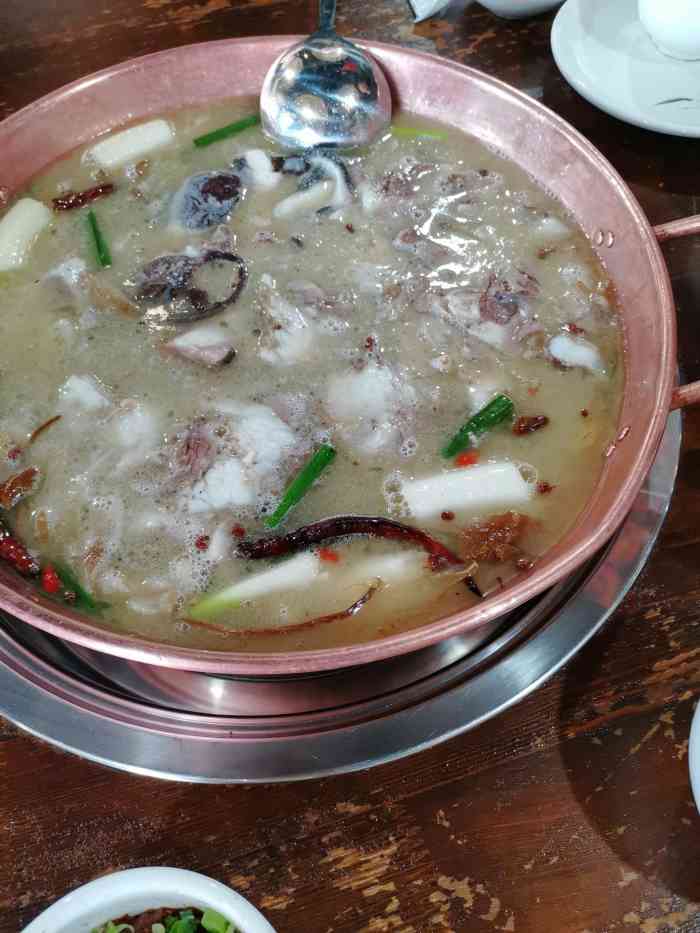 彝记羊汤锅-"天冷突然想吃羊汤锅,这家环境和服务一般,.