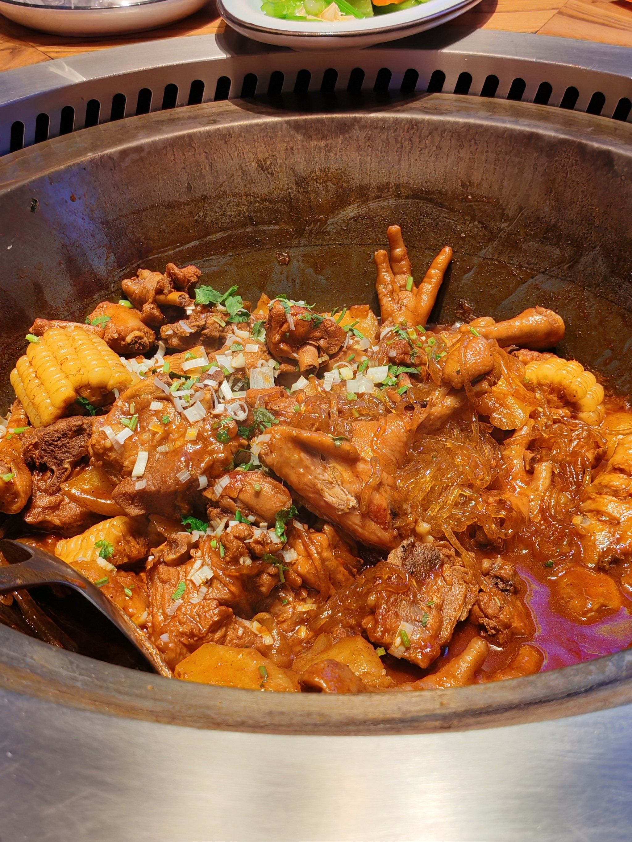 天天领红包 铁锅炖排骨,炖鸡手,还加了鸡翅,鸡腿等,超级无敌爆炸撼栽
