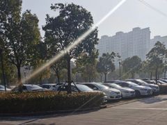 -秀沿路地铁站停车场