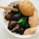 晚上一个全麦餐包，鸡胸肉，香菇油菜