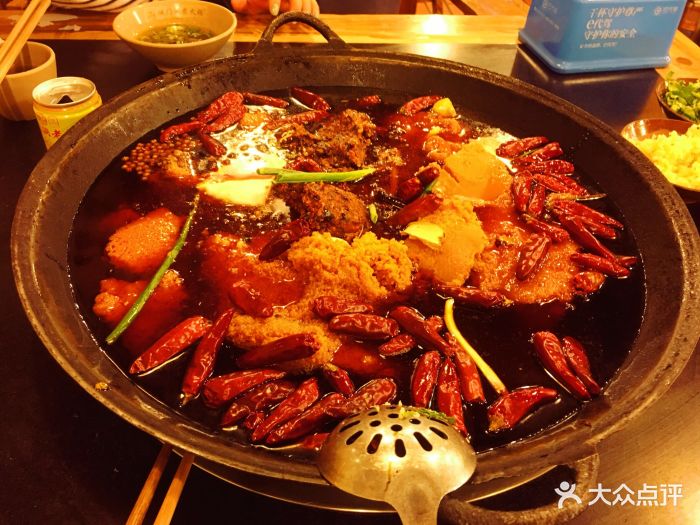 城门洞老火锅(渝北总店)麻辣锅底图片 - 第1张