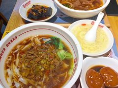 招牌红烧牛肉米粉-呷佬·长沙手工米粉(金沙江路店)