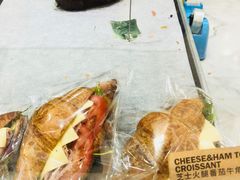 芝士火腿番茄牛角包-PAPER STONE BAKERY(天环店)