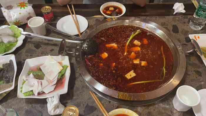 重庆露凝香老火锅-"用餐环境有点点low了,但是没得法,老店.