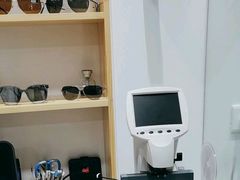 -豪门视光·星趣控·蔡司依视路眼镜代理商(中央大街店)
