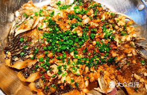 Pan-Fried Garlic-Scented Crucian Carp