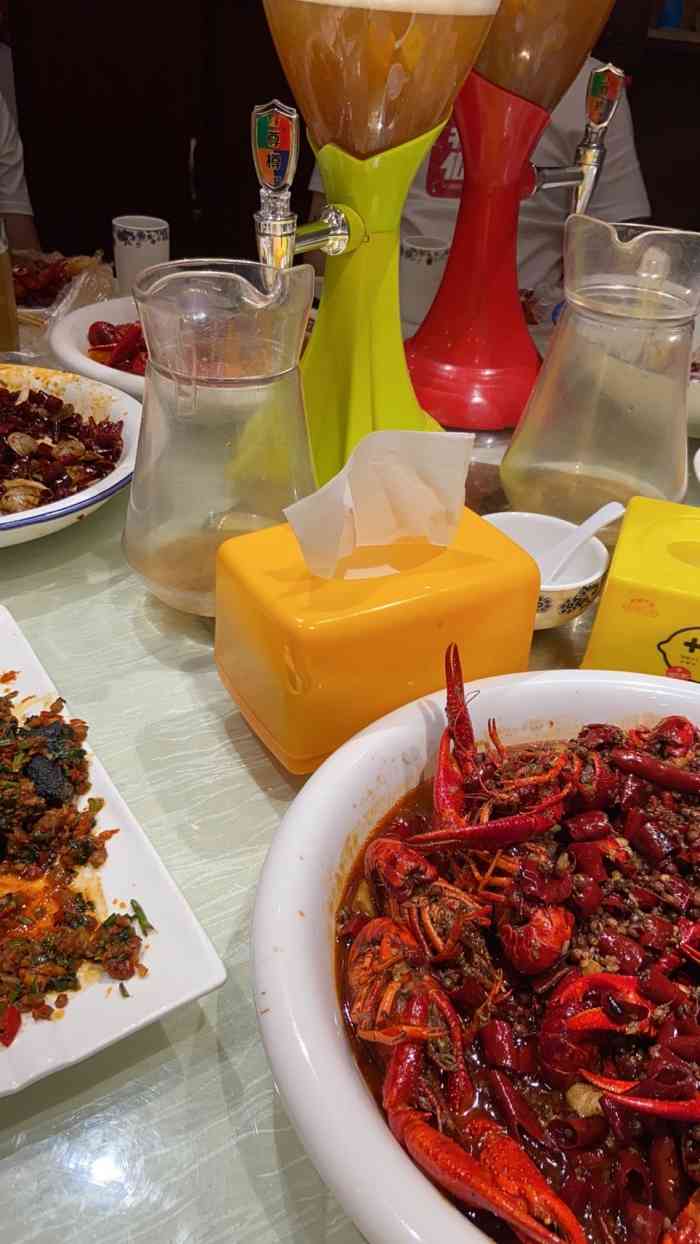 簋街仔仔龙虾(簋街二店)-"中午去的,虽然不用排队但服务真不是很热情.