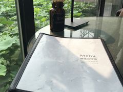 餐具摆设-榴莲咖啡馆