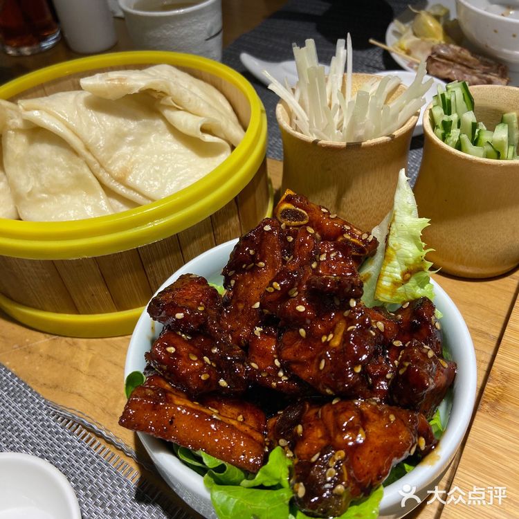 环境也很温馨干净，是暖色调。「私厨秘椒骨」热热的饼皮